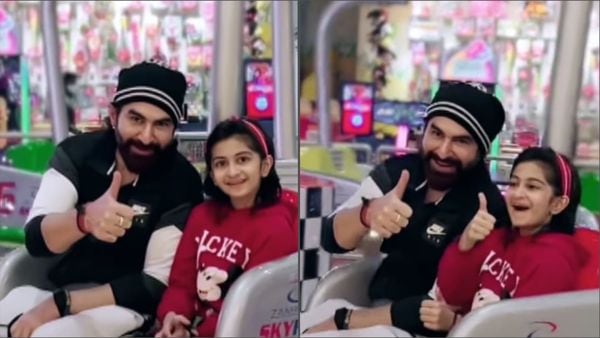 মেয়ে নবন্যার সাথে মেরি গো রাউন্ডে জিৎ। মেয়ে নবন্যার সাথে মেরি গো রাউন্ডে জিৎ।