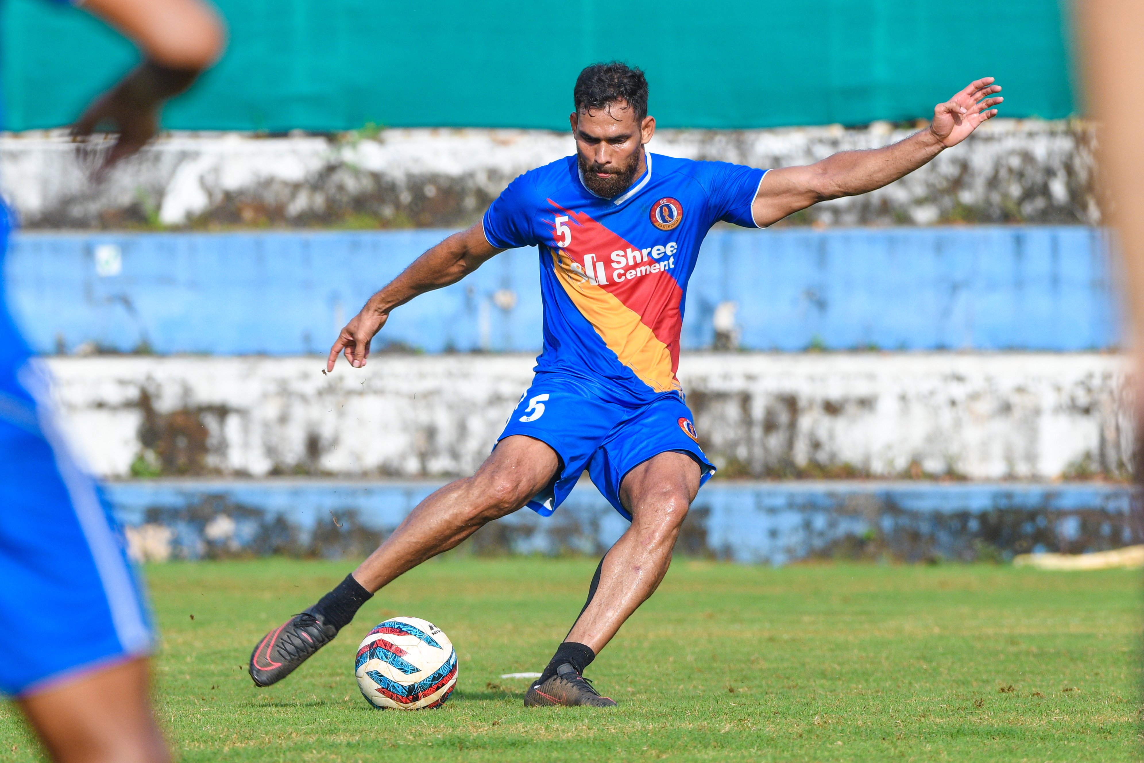 সে ভাবে নজর কাড়তে ব্যর্থ হয়েছেন ড্যানিয়েল চিমা, টমিস্লাভ মার্সেলারা। ইতিমধ্যেই ডার্বির আগে লাল-হলুদ ব্রিগেডের গিয়ে সেটে দেওয়া হয়েছে 'আন্ডার ডগ' তকমা।