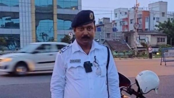 বাসেই হৃদরোগে আক্রান্ত, গ্রিন করিডোর করে হাসপাতালে বাস ঢোকাল ট্র্যাফিক পুলিশ। (ছবি সৌজন্যে ফেসবুক কলকাতা ট্র্যাফিক পুলিশ।) বাসেই হৃদরোগে আক্রান্ত, গ্রিন করিডোর করে হাসপাতালে বাস ঢোকাল ট্র্যাফিক পুলিশ। (ছবি সৌজন্যে ফেসবুক কলকাতা ট্র্যাফিক পুলিশ।)