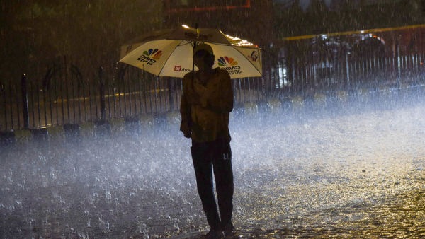 ফের বাংলায় ঝড়বৃষ্টির পূর্বাভাস (PTI Photo) (PTI) ফের বাংলায় ঝড়বৃষ্টির পূর্বাভাস (PTI Photo) (PTI)