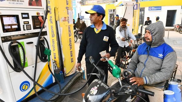 একধাক্কায় পেট্রলের উপর থেকে ভ্যাট কমিয়ে দিল দিল্লি সরকার। (ছবিটি প্রতীকী, সৌজন্য পিটিআই) একধাক্কায় পেট্রলের উপর থেকে ভ্যাট কমিয়ে দিল দিল্লি সরকার। (ছবিটি প্রতীকী, সৌজন্য পিটিআই)
