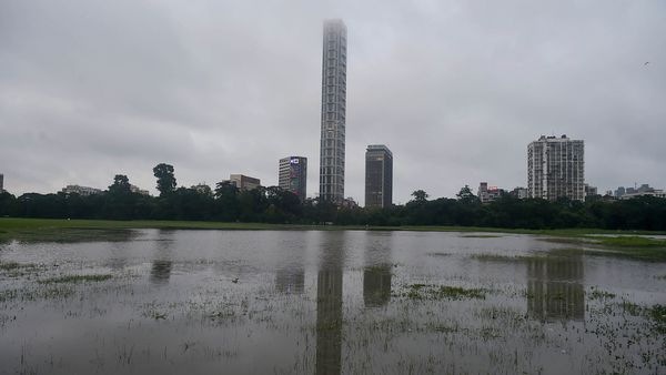 এদিকে আবহবিদরা বলছেন, ভরসাযোগ্য 'ইন্ডিয়ান ওসান ডাইপোল' ও এপ্রিলের শেষ অংশে তৈরি হতে পারে। আপাততভাব প্রাথমিক ইঙ্গিত বলছে, এটি কোনও একটি দিকে ঝুঁকে থাকার সম্ভাবনা কম। আপাতত 'ইন্ডিয়ান ওসিয়ান ডাইপোল' এবং 'এল নিনো সাউদার্ন অক্সিলেশন'এর গতিপ্রকৃতির উপরই নির্ভর করে রয়েছে ভারতের ২০২২ সালের ভারতের গ্রীষ্মকালীন বর্ষা।(ছবিটি প্রতীকী) (PTI)