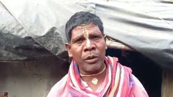 পুলিশে অভিযোগ দায়ের 'কাঁচা বাদাম' গানের গায়ক ভুবন বাদ্যকরের, ব্যাপারটা কী? - Birbhum's nut seller Bhuban Badyakar. creator of viral Bengali song Kacha Badam files a Police complaint ...