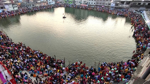 পুলিশের হাত থেকে বাঁচতে ডুব দিয়েছিলেন পুকুরে। আর তাতেই মৃত্যু হল এক ব্যক্তির। এমনই অভিযোগ উঠল বিষ্ণুপুর থানা এলাকার ভাষা চোদ্দো নম্বর গ্রামে। (ছবিটি প্রতীকী, সৌজন্য পিটিআই) পুলিশের হাত থেকে বাঁচতে ডুব দিয়েছিলেন পুকুরে। আর তাতেই মৃত্যু হল এক ব্যক্তির। এমনই অভিযোগ উঠল বিষ্ণুপুর থানা এলাকার ভাষা চোদ্দো নম্বর গ্রামে। (ছবিটি প্রতীকী, সৌজন্য পিটিআই)