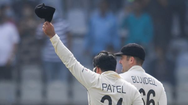 দুরন্ত কৃতিত্ব গড়ে দর্শকদের বাহবা কুড়াচ্ছেন আজাজ। ছবি- পিটিআই (PTI) দুরন্ত কৃতিত্ব গড়ে দর্শকদের বাহবা কুড়াচ্ছেন আজাজ। ছবি- পিটিআই (PTI)