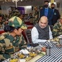 সীমান্তে জওয়ানদের পাশে বসে ডিনার অমিত শাহের (ছবি পিটিআই) (PTI)