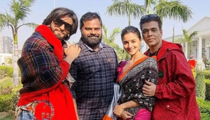 ' রকি অউর রানি কী প্রেম কাহিনি'-র সেট থেকে রণবীর, আলিয়া এবং করণ। (ছবি সৌজন্যে - ফেসবুক) ' রকি অউর রানি কী প্রেম কাহিনি'-র সেট থেকে রণবীর, আলিয়া এবং করণ। (ছবি সৌজন্যে - ফেসবুক)