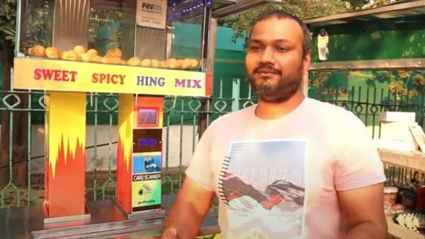 পানিপুরি, গোল গাপ্পা, ফুচকা। নাম যাই হোক না কেন, দেশের প্রায় সব প্রান্তের মানুষই এটি খেতে পছন্দ করেন। (ছবি সৌজন্য, ইউটিউব FOODY VISHAL) পানিপুরি, গোল গাপ্পা, ফুচকা। নাম যাই হোক না কেন, দেশের প্রায় সব প্রান্তের মানুষই এটি খেতে পছন্দ করেন। (ছবি সৌজন্য, ইউটিউব FOODY VISHAL)