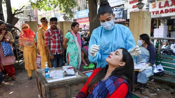 তার ফলে ভারতে ওমিক্রনে আক্রান্তের সংখ্যা বেড়ে দাঁড়িয়েছে ২১। (ছবিটি প্রতীকী, সৌজন্য পিটিআই)