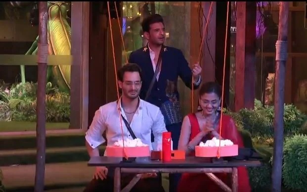 উমর রিয়াজ এবং তেজ্বসী প্রকাশের সঙ্গে করণ কুন্দ্রা। (ছবি সৌজন্যে - হিন্দুস্তান টাইমস ) উমর রিয়াজ এবং তেজ্বসী প্রকাশের সঙ্গে করণ কুন্দ্রা। (ছবি সৌজন্যে - হিন্দুস্তান টাইমস )