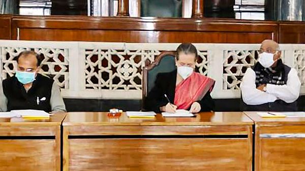 কংগ্রেসের সংসদীয় দলের বৈঠকে সোনিয়া গান্ধী (ছবি সৌজন্যে পিটিআই) (PTI) কংগ্রেসের সংসদীয় দলের বৈঠকে সোনিয়া গান্ধী (ছবি সৌজন্যে পিটিআই) (PTI)