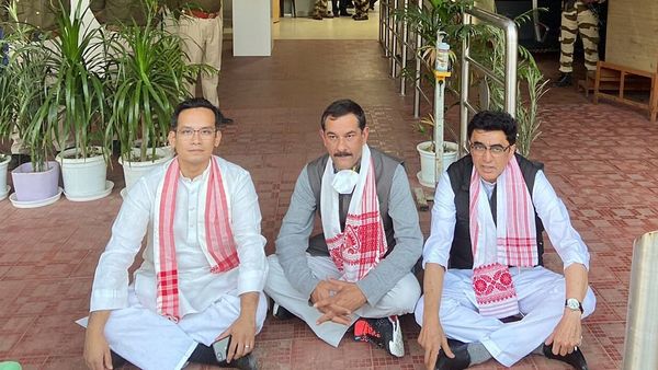 কংগ্রেস সাংসদ গৌরব গগৈ, জিতেন্দ্র সিং আলওয়ার ও অজয় কুমার (ছবি সৌজন্যে এএআই) (ANI) কংগ্রেস সাংসদ গৌরব গগৈ, জিতেন্দ্র সিং আলওয়ার ও অজয় কুমার (ছবি সৌজন্যে এএআই) (ANI)