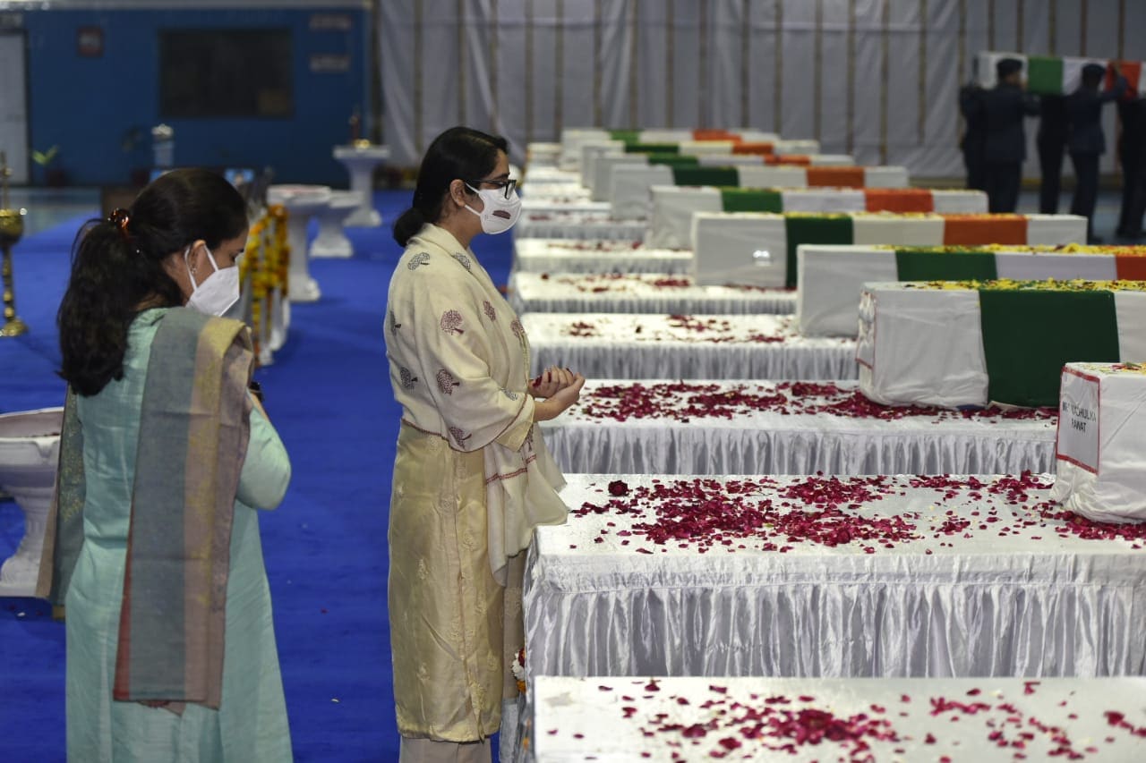 পালাম বায়ুঘাঁটিতে বাবা জেনারেল বিপিন রাওয়াত এবং মা মধুলিকা রাওয়াতকে শ্রদ্ধা জানান দুই মেয়ে। (ছবি সৌজন্য হিন্দুস্তান টাইমস)