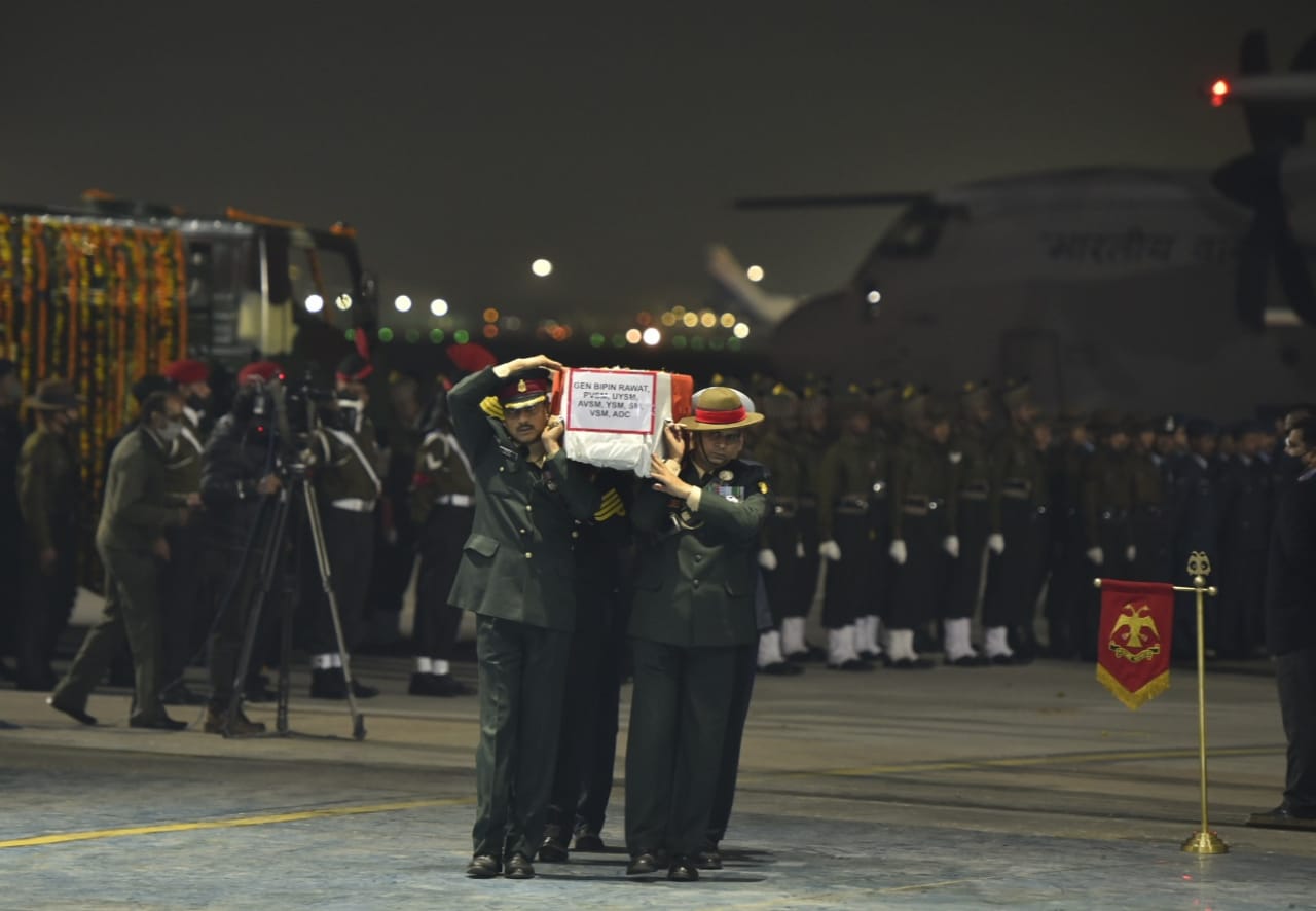 পালাম বায়ুঘাঁটিতে নিয়ে আসা হল চিফ অফ ডিফেন্স স্টাফ (সিডিএস) জেনারেল বিপিন রাওয়াত-সহ তামিলনাড়ুতে হেলিকপ্টার দুর্ঘটনায় মৃত ১৩ জনের দেহ। (ছবি সৌজন্য হিন্দুস্তান টাইমস)
