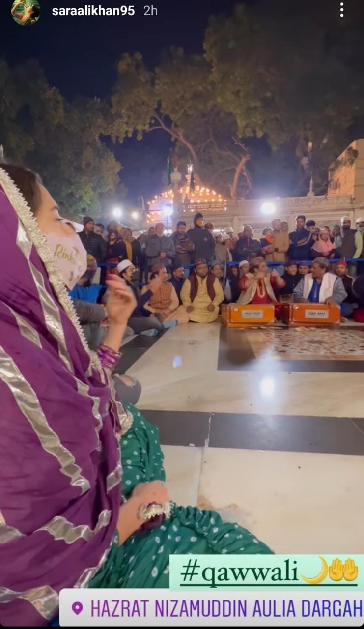 নিজামুদ্দিন দরগার মেঝেতে বসে একমনে কাওয়ালি শুনছেন সারা আলি খান। (ছবি সৌজন্যে - ইনস্টাগ্রাম) নিজামুদ্দিন দরগার মেঝেতে বসে একমনে কাওয়ালি শুনছেন সারা আলি খান। (ছবি সৌজন্যে - ইনস্টাগ্রাম)