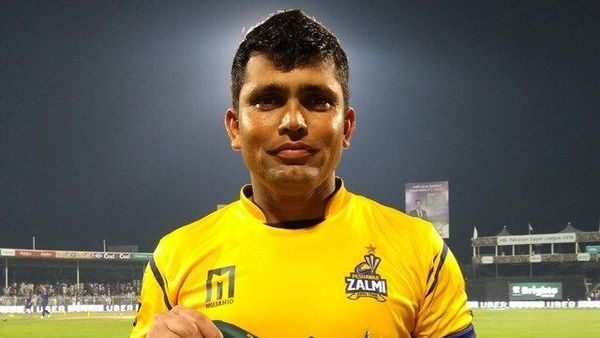 পেশোয়ার জালমির জার্সি গায়ে কামরান আকমল। ছবি- টুইটার। পেশোয়ার জালমির জার্সি গায়ে কামরান আকমল। ছবি- টুইটার।