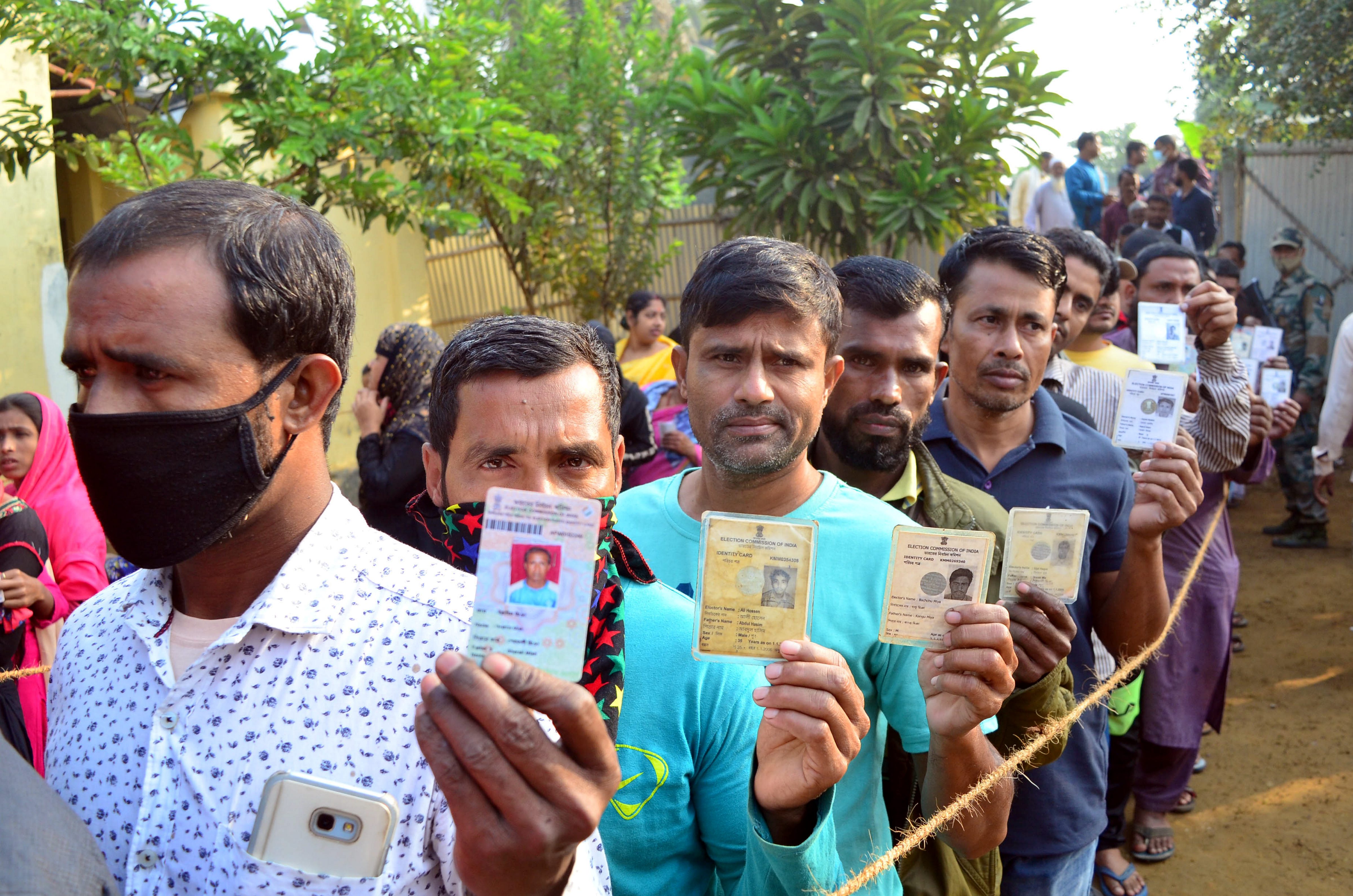 পিটিআই জানিয়েছে, বিলে ভোটার কার্ডের সঙ্গে আধার কার্ডের সংযুক্তিকরণের প্রস্তাব আছে। তার ফলে ভুয়ো ভোটার কমবে এবং নির্বাচনী প্রক্রিয়ায় স্বচ্ছতা আসবে বলে দাবি করেছে সংশ্লিষ্ট মহল। তবে এখনই সেই বিষয়টি বাধ্যতামূলক করা হচ্ছে না। বরং বিলে তা ঐচ্ছিক রাখার প্রস্তাব আছে। (ছবিটি প্রতীকী, সৌজন্য পিটিআই)