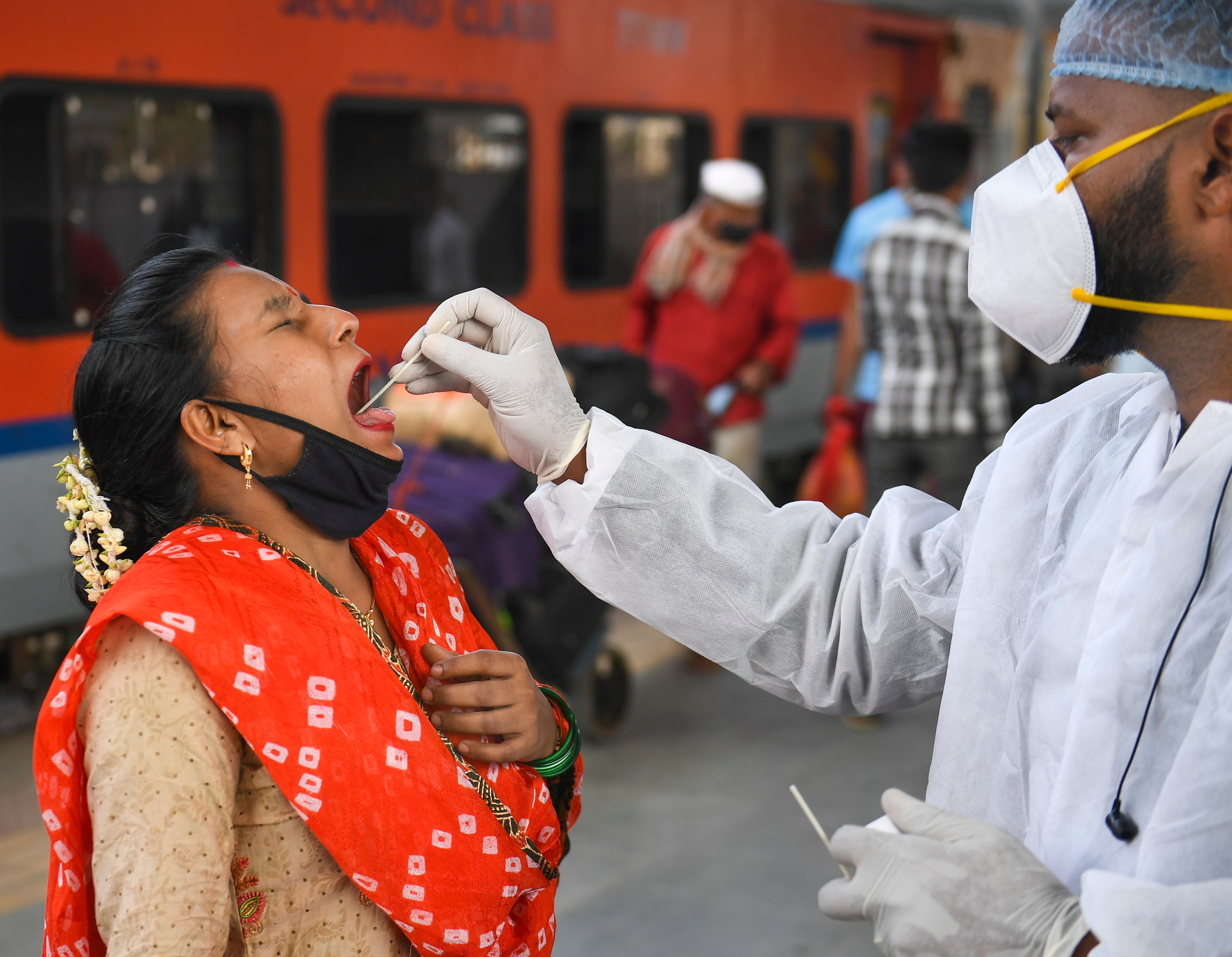 করোনায় মৃত্যু: বুধবার ২৪ ঘণ্টায় করোনায় (Coronavirus) মৃত্যু হয়েছে ৩৪৩ জনের। ফাইল ছবি : পিটিআই (PTI)