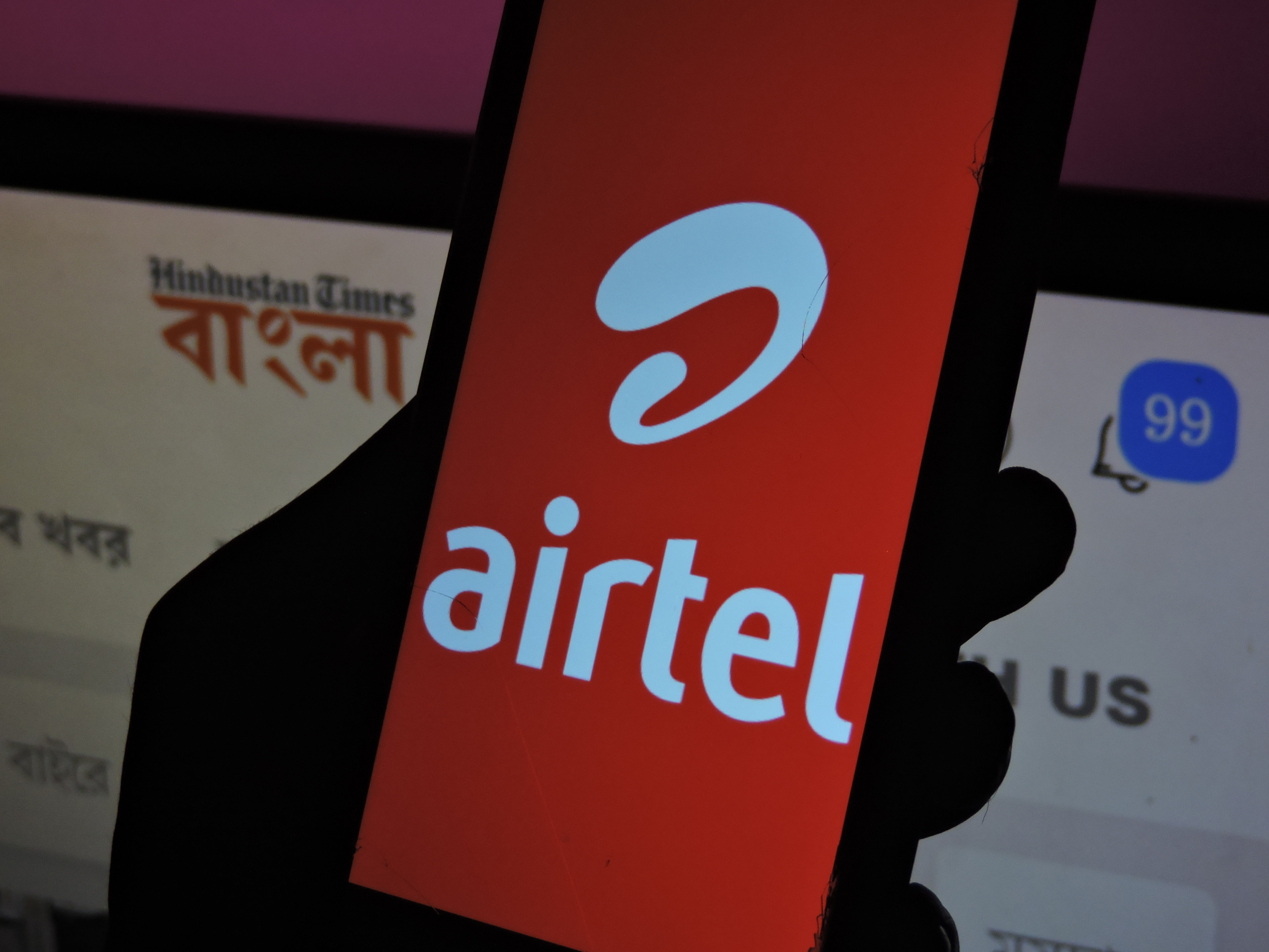 Airtel-এর সবচেয়ে সস্তার ২৮ দিনের প্ল্যান: Airtel-এর সবচেয়ে সস্তার ২৮ দিনের প্ল্যান হল ১৭৯ টাকার। এতে গ্রাহকদের মোট ২ জিবি ডেটা, সমস্ত নেটওয়ার্কে আনলিমিটেড কলিং এবং ৩০০টি এসএমএস দেওয়া হবে। এছাড়াও, প্রাইম ভিডিওর বিনামূল্যে ট্রায়াল, বিনামূল্যে হ্যালোটিউনস এবং উইঙ্ক মিউজিকের ফ্রি সাবস্ক্রিপশন রয়েছে। এর চেয়ে বেশি দামের প্ল্যানটি ২৬৫ টাকার। এতে প্রতিদিন ১ জিবি ডেটা, সমস্ত নেটওয়ার্কে আনলিমিটেড কলিং এবং প্রতিদিন ১০০টি SMS পাওয়া যাবে। ছবি : হিন্দুস্তান টাইমস বাংলা (HT Bangla /  Soumick Majumdar)