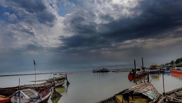 গঙ্গায় পড়ে গেল গাড়ি, বড় দুর্ঘটনা মুর্শিদাবাদে (প্রতীকী ছবি) (PTI) গঙ্গায় পড়ে গেল গাড়ি, বড় দুর্ঘটনা মুর্শিদাবাদে (প্রতীকী ছবি) (PTI)