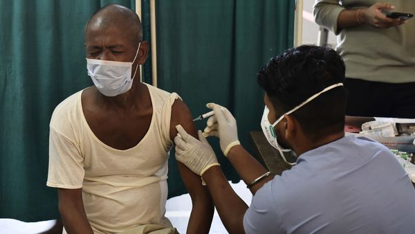 বাংলাদেশে করোনার বুস্টার ডোজ দেওয়া শুরু হয়েছে৷ কিন্তু সুরক্ষা অ্যাপটি পুরোপুরি আপডেটেড না হওয়ায় আগামী ২৮ ডিসেম্বরের আগে পুরোমাত্রায় শুরু হচ্ছে না৷ (ছবিটি প্রতীকী, সৌজন্য বিপিন কুমার/হিন্দুস্তান টাইমস) বাংলাদেশে করোনার বুস্টার ডোজ দেওয়া শুরু হয়েছে৷ কিন্তু সুরক্ষা অ্যাপটি পুরোপুরি আপডেটেড না হওয়ায় আগামী ২৮ ডিসেম্বরের আগে পুরোমাত্রায় শুরু হচ্ছে না৷ (ছবিটি প্রতীকী, সৌজন্য বিপিন কুমার/হিন্দুস্তান টাইমস)