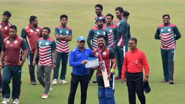 ১০০ বলে ১০৩ রান করে অপরাজিত থাকেন মনোজ। আগ্রাসী ইনিংসে তিনি ১০টি চার ও ৬টি ছক্কা মারেন।