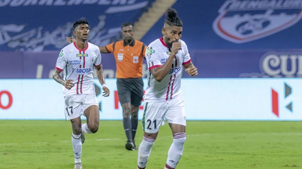 এটিকে মোহনবাগান জার্সিতে তারকা স্ট্রাইকার রয় কৃষ্ণ। ছবি- পিটিআই। (PTI) এটিকে মোহনবাগান জার্সিতে তারকা স্ট্রাইকার রয় কৃষ্ণ। ছবি- পিটিআই। (PTI)