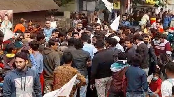 এপিসি কলেজ কাণ্ডের প্রতিবাদে এসএফআইয়ের ছাত্র ছাত্রীদের বিক্ষোভ মিছিল। নিজস্ব ছবি। এপিসি কলেজ কাণ্ডের প্রতিবাদে এসএফআইয়ের ছাত্র ছাত্রীদের বিক্ষোভ মিছিল। নিজস্ব ছবি।