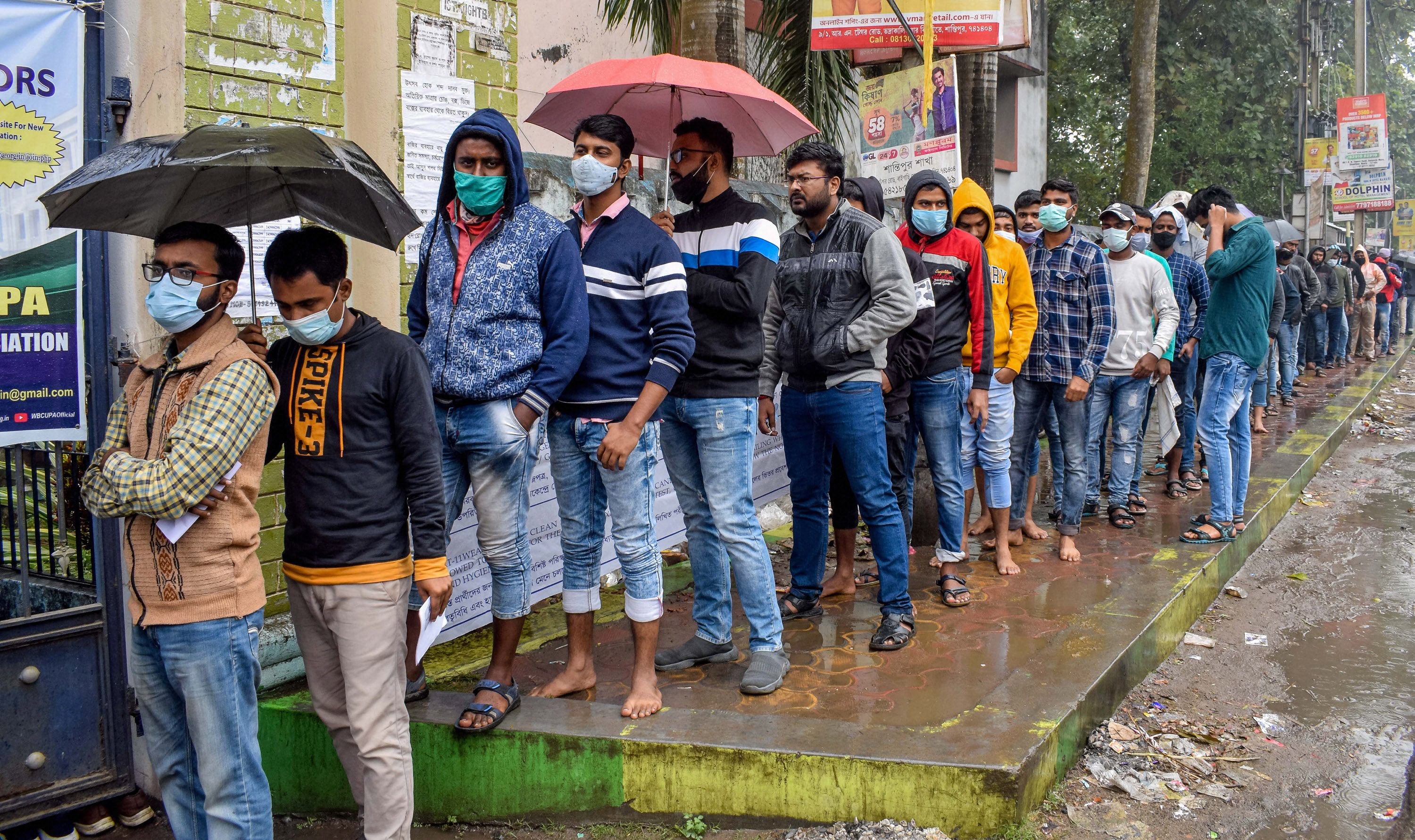 হাওয়া অফিস: আজ ও আগামিকাল (বৃহস্পতিবার) পশ্চিমাঞ্চলের জেলাগুলিতে (বাঁকুড়া, পুরুলিয়া, পশ্চিম মেদিনীপুর, ঝাড়গ্রাম এবং পশ্চিম বর্ধমান) বৃষ্টি হতে পারে। সেইসঙ্গে কলকাতা, নদিয়া, হুগলি, দুই পরগনাতেও বৃষ্টিপাতের সম্ভাবনা আছে। (ছবিটি প্রতীকী, সৌজন্যে পিটিআই)