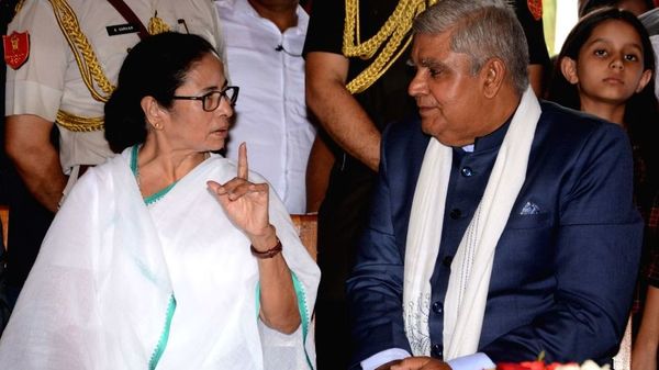 রাজ্যপাল জগদীপ ধনখড় ও মুখ্য়মন্ত্রী মমতা বন্দ্যোপাধ্যায়। ফাইল ছবি রাজ্যপাল জগদীপ ধনখড় ও মুখ্য়মন্ত্রী মমতা বন্দ্যোপাধ্যায়। ফাইল ছবি