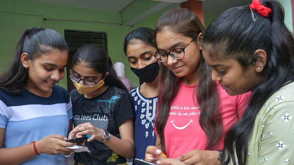 আনুষ্ঠানিকভাবে প্রকাশিত হল এসএসসি এবং সমতুল্য পরীক্ষার ফলাফল। (ছবিটি প্রতীকী, সৌজন্য পিটিআই) আনুষ্ঠানিকভাবে প্রকাশিত হল এসএসসি এবং সমতুল্য পরীক্ষার ফলাফল। (ছবিটি প্রতীকী, সৌজন্য পিটিআই)
