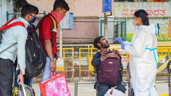 ওমিক্রনকে কেন্দ্র করে গোটা দেশজুড়েই আতঙ্ক ছড়িয়েছে প্রতীকী ছবি : পিটিআই (PTI) ওমিক্রনকে কেন্দ্র করে গোটা দেশজুড়েই আতঙ্ক ছড়িয়েছে প্রতীকী ছবি : পিটিআই (PTI)