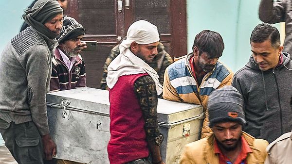 উত্তরপ্রদেশের ব্যবসায়ী পীযূষ জৈনের বাড়ি থেকে উদ্ধার করা হচ্ছে সামগ্রী। (ছবি সৌজন্য পিটিআই) উত্তরপ্রদেশের ব্যবসায়ী পীযূষ জৈনের বাড়ি থেকে উদ্ধার করা হচ্ছে সামগ্রী। (ছবি সৌজন্য পিটিআই)