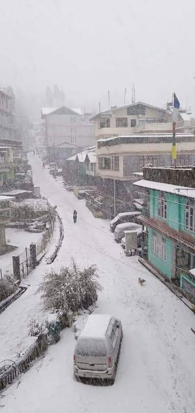 হাওয়া অফিস জানিয়েছে, আগামী দু'দিনে তেমনভাবে রাতের তাপমাত্রার হেরফের হবে না। পরবর্তী তিনদিনে হিমালয় সংলগ্ন এলাকায় পারদ তিন থেকে পাঁচ ডিগ্রি কমবে। (ছবিটি প্রতীকী, সৌজন্যে টুইটার)