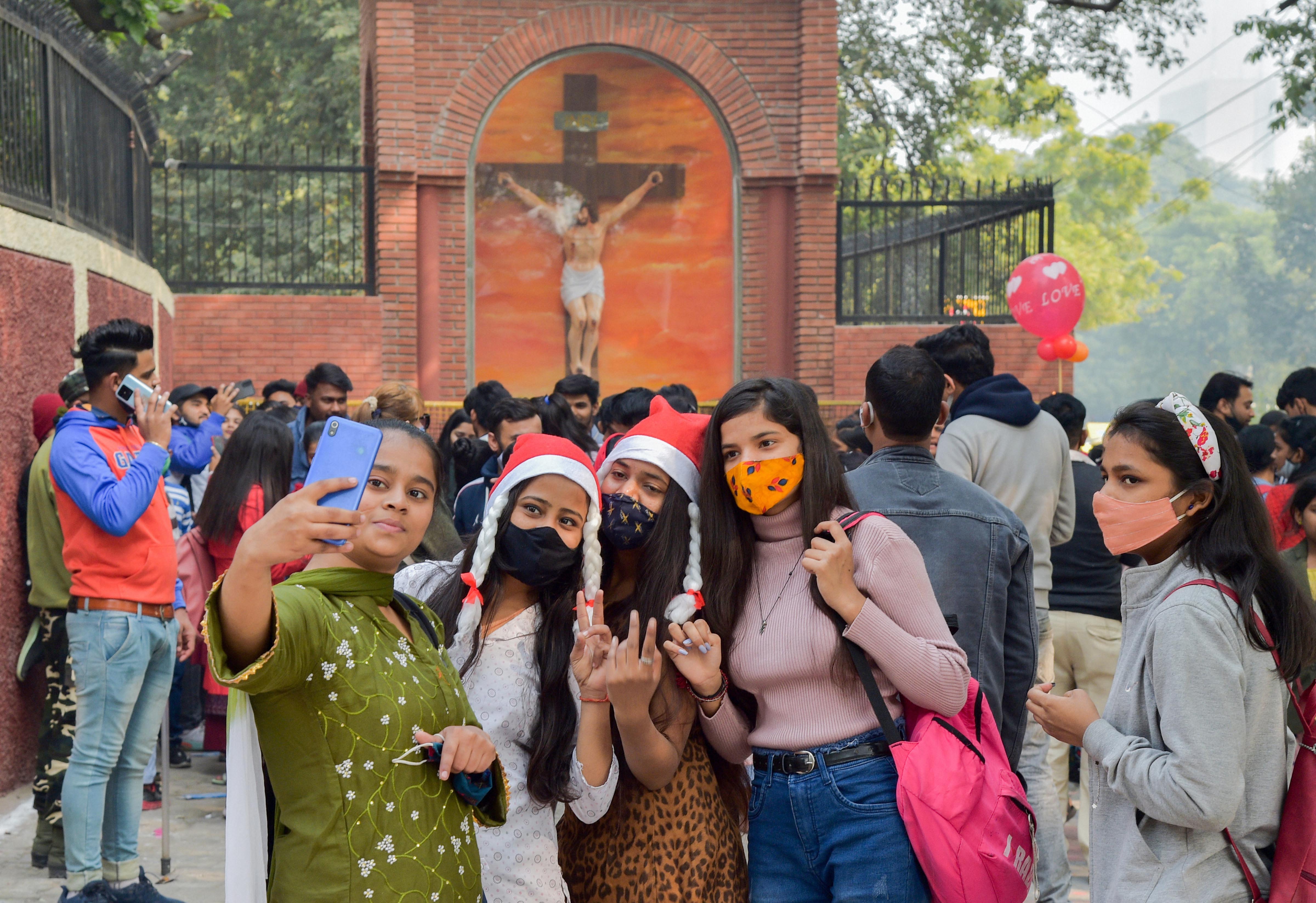 সূত্র উদ্ধৃত করে জানানো হয়েছে, করোনা সংক্রমণ যখন বাড়ছে, তখন ছ'টি জেলাকে (দক্ষিণবঙ্গের তিন জেলা, উত্তরবঙ্গের তিন জেলা) নির্দিষ্টভাবে চিহ্নিত করা হয়েছে। সতর্ক করা হয়েছে জেলাগুলিকে। (ছবিটি প্রতীকী, সৌজন্যে পিটিআই)