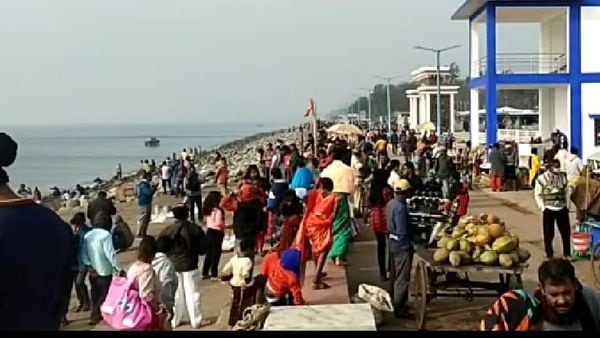 সৈকতনগরী দিঘায় আছড়ে পড়ল ভিড়। সৈকতনগরী দিঘায় আছড়ে পড়ল ভিড়।