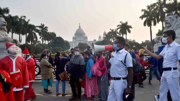 করোনাবিধি মেনে চলার পরামর্শ দিয়ে প্রচার শুরু করে দিয়েছে কলকাতা পুলিশ। (PTI) করোনাবিধি মেনে চলার পরামর্শ দিয়ে প্রচার শুরু করে দিয়েছে কলকাতা পুলিশ। (PTI)