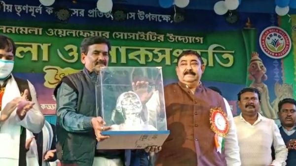 তৃণমূল কংগ্রেসের প্রতিষ্ঠা দিবসে রুপো দিয়ে তৈরি মমতা বন্দ্যোপাধ্যায়ের একটি মূর্তি তুলে দেওয়া হল অনুব্রত মণ্ডলের হাতে। তৃণমূল কংগ্রেসের প্রতিষ্ঠা দিবসে রুপো দিয়ে তৈরি মমতা বন্দ্যোপাধ্যায়ের একটি মূর্তি তুলে দেওয়া হল অনুব্রত মণ্ডলের হাতে।