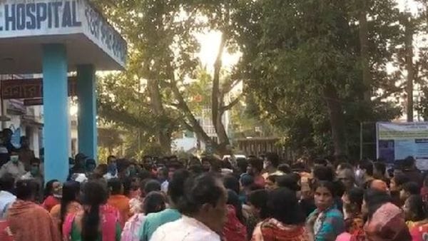 রোগী মৃত্যুর জেরে চিকিৎসককে মেরেছে পরিবারের সদস্যরা, বিক্ষোভ চিকিৎসকদের। প্রতীকী ছবি। রোগী মৃত্যুর জেরে চিকিৎসককে মেরেছে পরিবারের সদস্যরা, বিক্ষোভ চিকিৎসকদের। প্রতীকী ছবি।