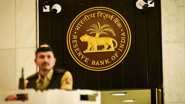 RBI-এর সিন্দুক থেকে উদ্ধার হল ৪৫৪টি জাল নোট। ফাইল ছবি : মিন্ট (MINT_PRINT) RBI-এর সিন্দুক থেকে উদ্ধার হল ৪৫৪টি জাল নোট। ফাইল ছবি : মিন্ট (MINT_PRINT)
