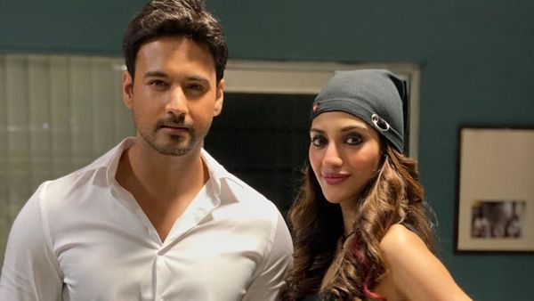 জানুন কীভাবে প্রেম হল যশ আর নুসরতের! জানুন কীভাবে প্রেম হল যশ আর নুসরতের!