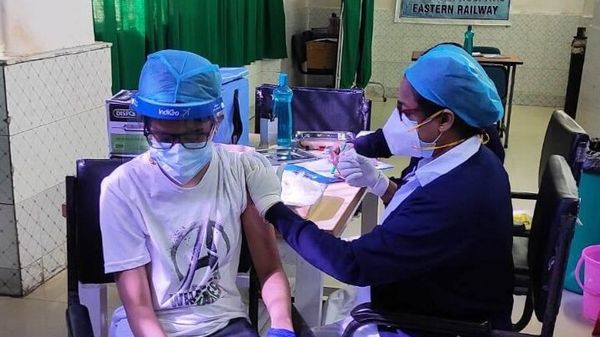 রেল হাসপাতালে চলছে কিশোর কিশোরীদের টিকা করণ। নিজস্ব ছবি। রেল হাসপাতালে চলছে কিশোর কিশোরীদের টিকা করণ। নিজস্ব ছবি।