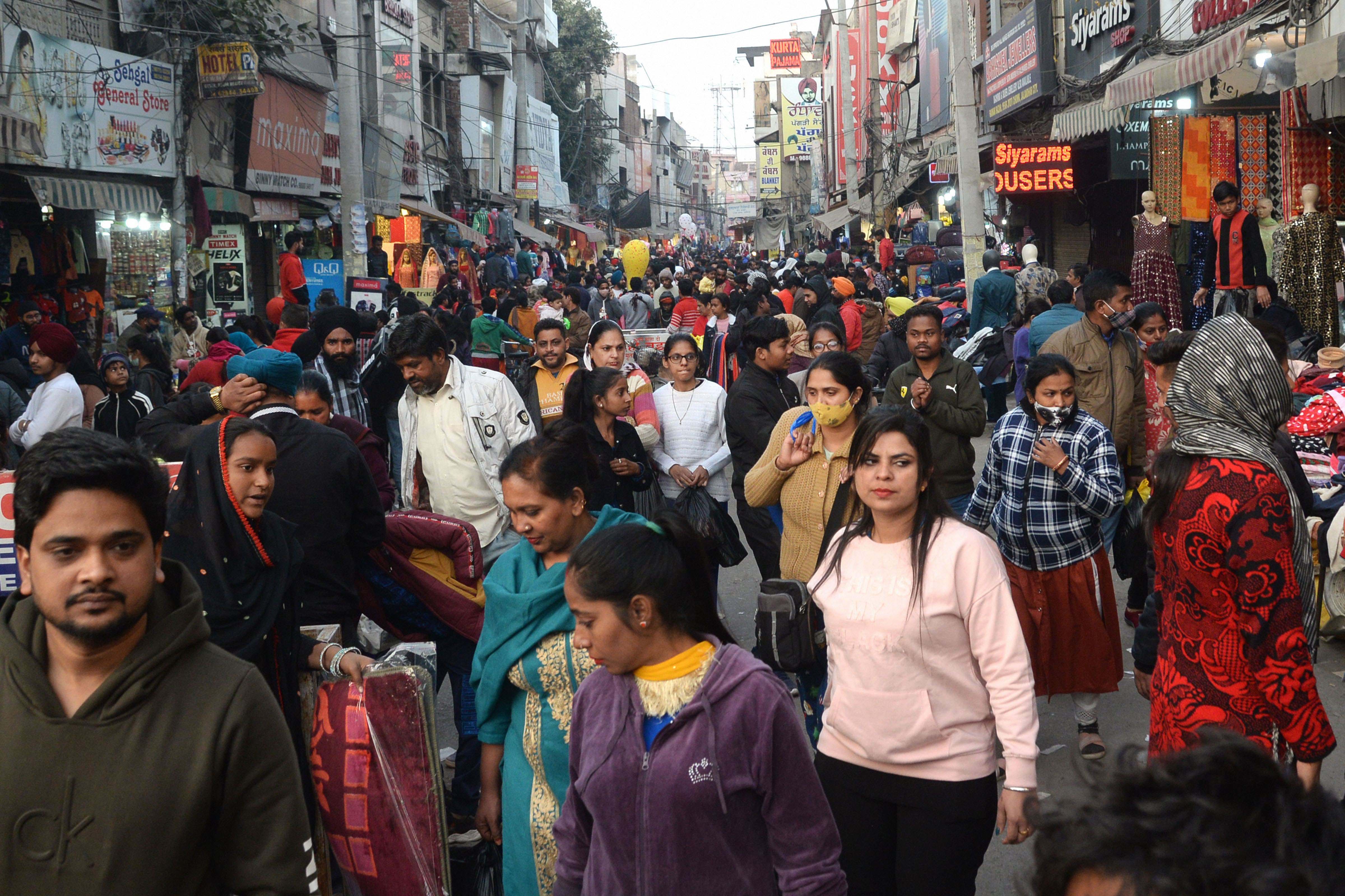 শেষ ২৪ ঘণ্টায় উত্তর ২৪ পরগনায় ১,৩৯১ জন, হাওড়ায় ৬৯৮ জন, দক্ষিণ ২৪ পরগনায় ৫২৫ জন, হুগলিতে ৪০০ জন, পশ্চিম বর্ধমানে ৩৪৮ জন, বীরভূম ২১৯ জন এবং পূর্ব বর্ধমানে ১১১ জন আক্রান্তের হদিশ মিলেছে। (ছবিটি প্রতীকী, সৌজন্যে পিটিআই)