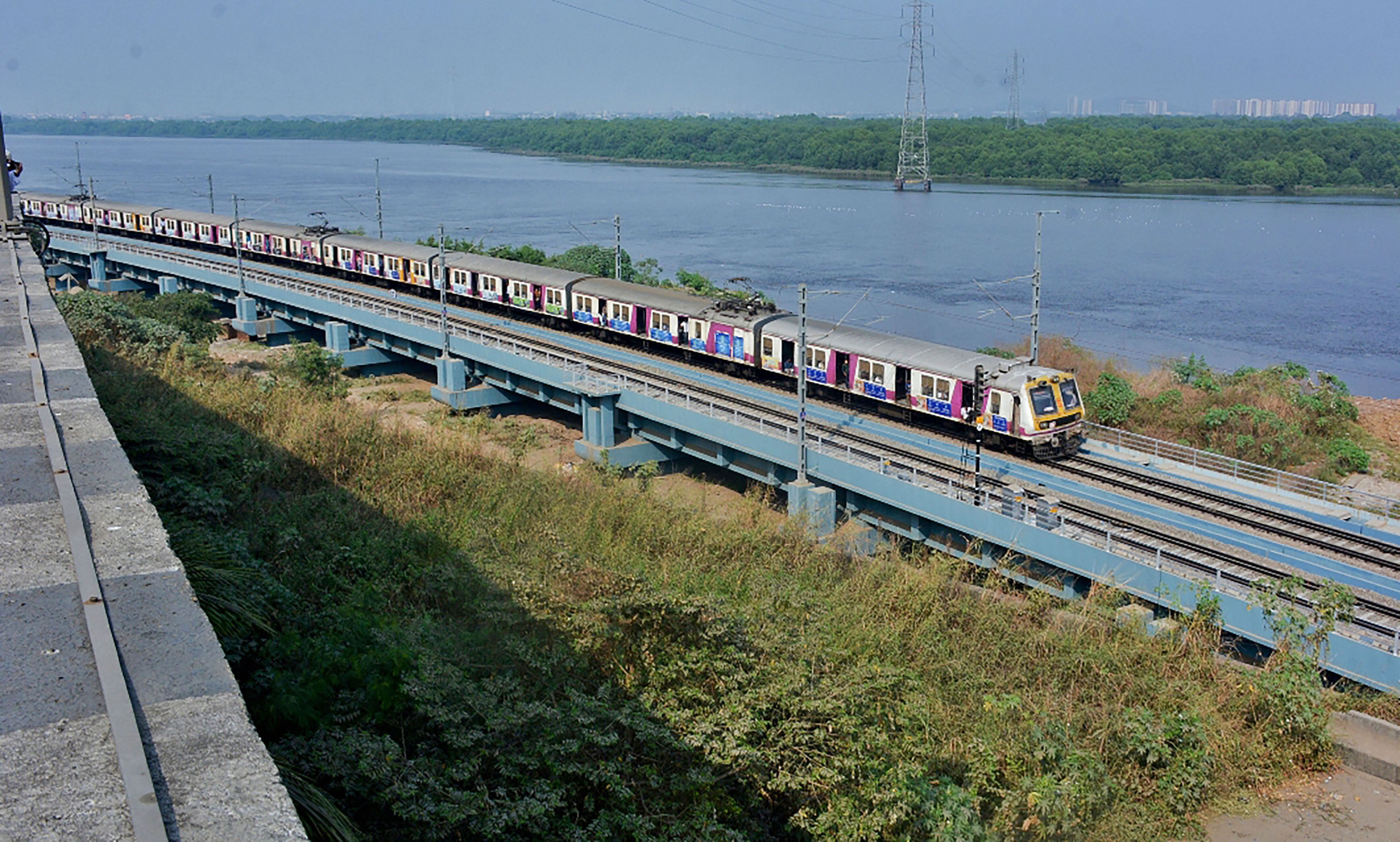 শিয়ালদহ-ক্যানিং লোকাল: রাত ৯ টা ৩৭ মিনিট। (ছবিটি প্রতীকী, সৌজন্যে পিটিআই)