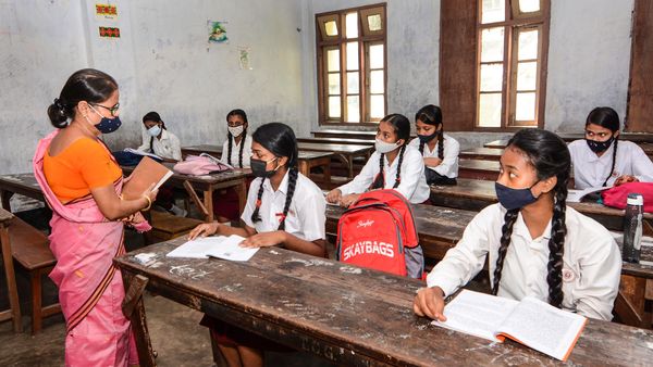 করোনায় আক্রান্ত শিক্ষক-অশিক্ষক কর্মীদের নিভৃতাবাস এবার ছুটি হিসেবে গণ্য হবে। প্রতীকী ছবি। করোনায় আক্রান্ত শিক্ষক-অশিক্ষক কর্মীদের নিভৃতাবাস এবার ছুটি হিসেবে গণ্য হবে। প্রতীকী ছবি।