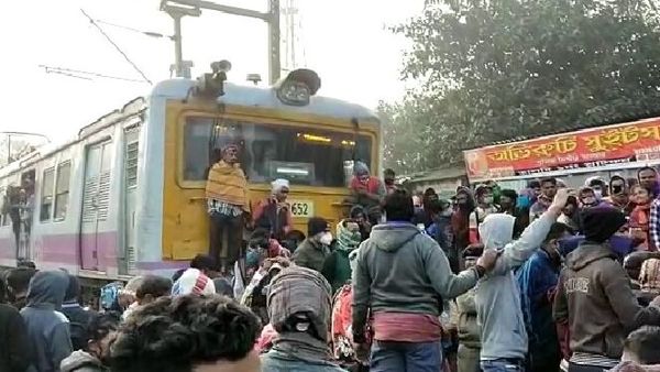 প্রথম দুটি ট্রেন চালানোর দাবিতে বিক্ষোভ। নিজস্ব ছবি। প্রথম দুটি ট্রেন চালানোর দাবিতে বিক্ষোভ। নিজস্ব ছবি।