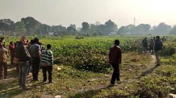 কচুরিপানার ভিতর এক মহিলার মৃতদেহ কচুরিপানার ভিতর এক মহিলার মৃতদেহ