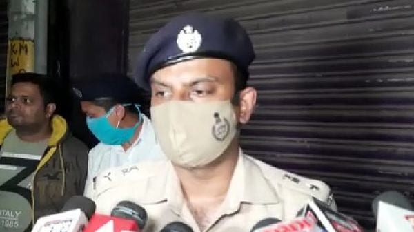 ঘটনাস্থলে বেলঘড়িয়া থানার পুলিশ। ঘটনাস্থলে বেলঘড়িয়া থানার পুলিশ।