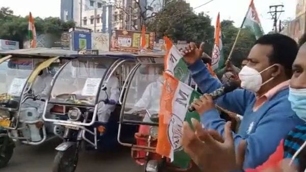 কোভিড আক্রান্তদের জন্য বিনামূল্যে টোটো পরিষেবা চালু হলো মেদিনীপুর শহরে। নিজস্ব ছবি। কোভিড আক্রান্তদের জন্য বিনামূল্যে টোটো পরিষেবা চালু হলো মেদিনীপুর শহরে। নিজস্ব ছবি।