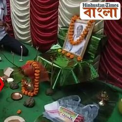 ছবিতে গাঁদা ফুলের মালা, সামনে ঘট, মমতার পুজো করে বারাসতে দেওয়াল লিখন তৃণমূলের!